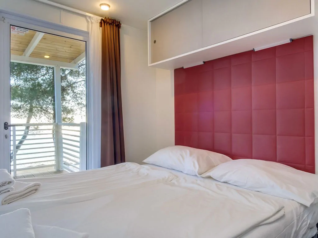 mobile-home-d-interior-double-bed