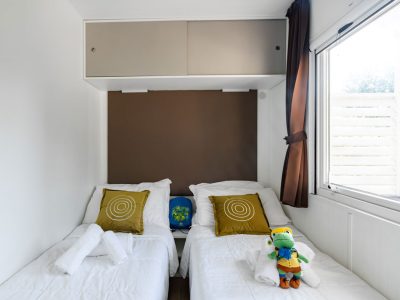 spina-family-collection-lodge-deluxe-family-interior-bedroom-single-beds