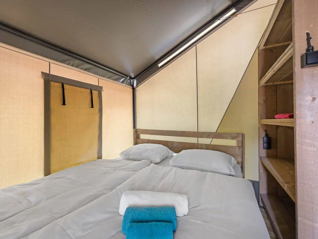 valamar-camping-lanterna-glamping-tent-five-persons-interior-bedroom-2