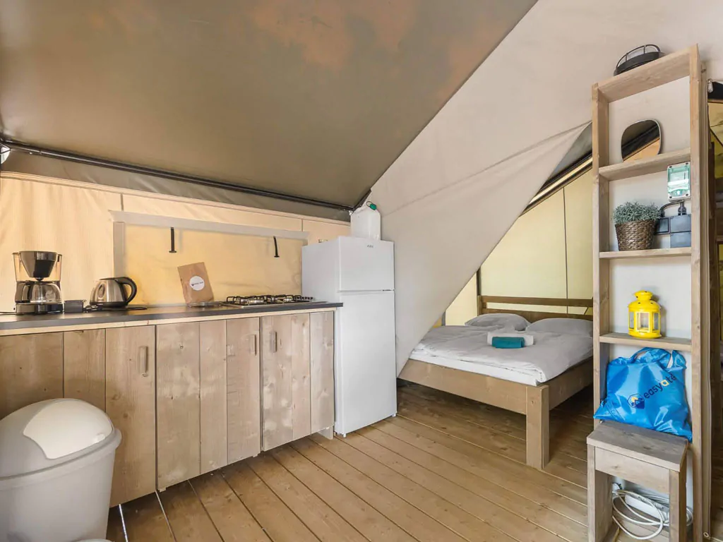 valamar-camping-lanterna-glamping-tent-five-persons-interior-kitchen-2
