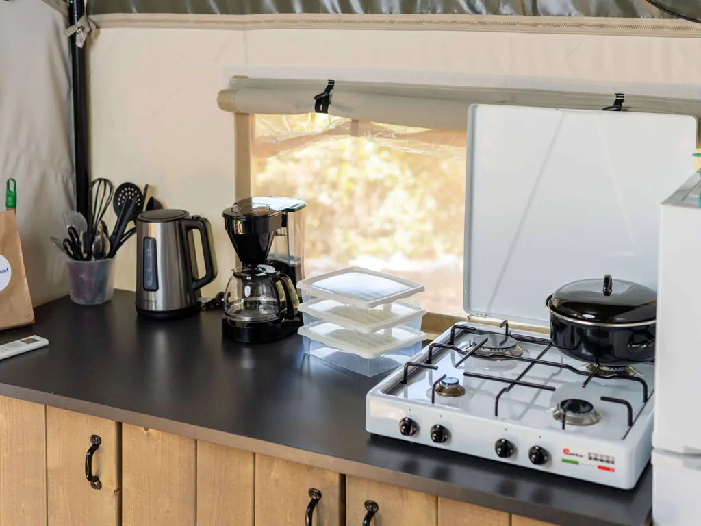 valamar-camping-lanterna-glamping-tent-five-persons-interior-kitchen-appliances