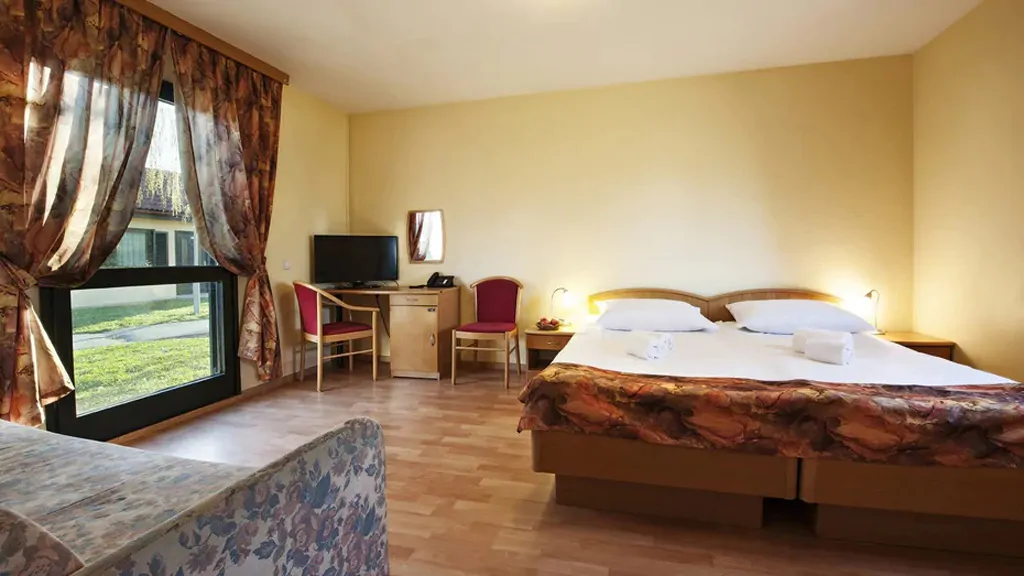 campsite-terme-ptuj-bungalow-2-1-interior-living-room