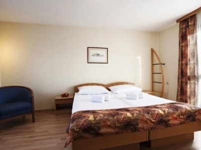 campsite-terme-ptuj-bungalow-2-interior-double-bed-ii