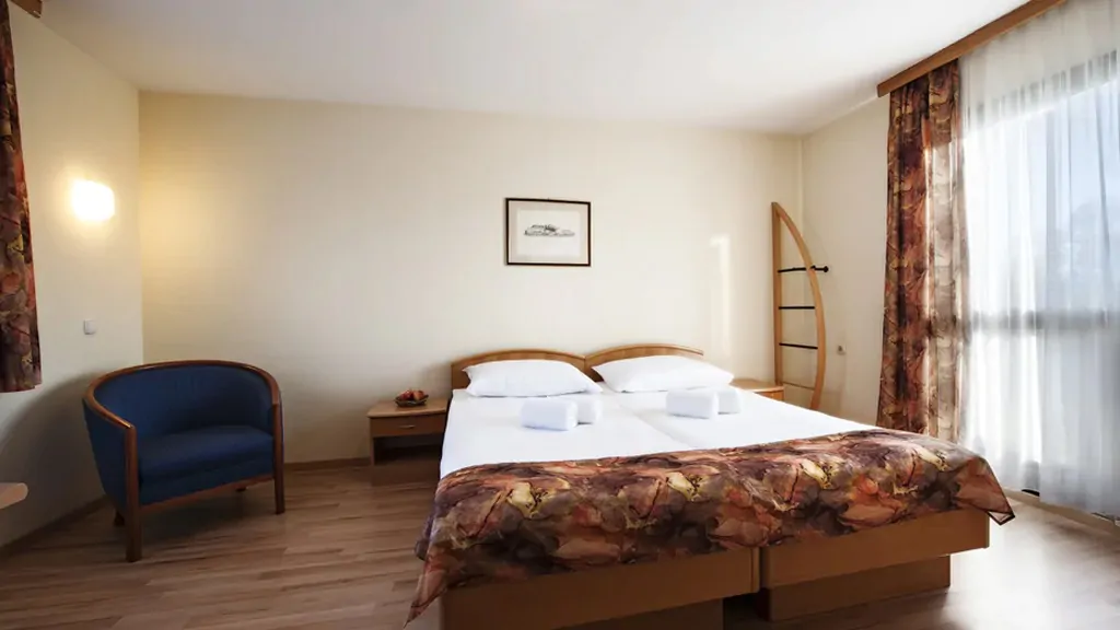 campsite-terme-ptuj-bungalow-2-interior-double-bed-ii