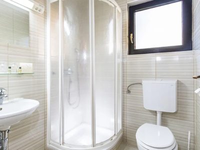 campsite-terme-ptuj-bungalow-4-interior-bathroom