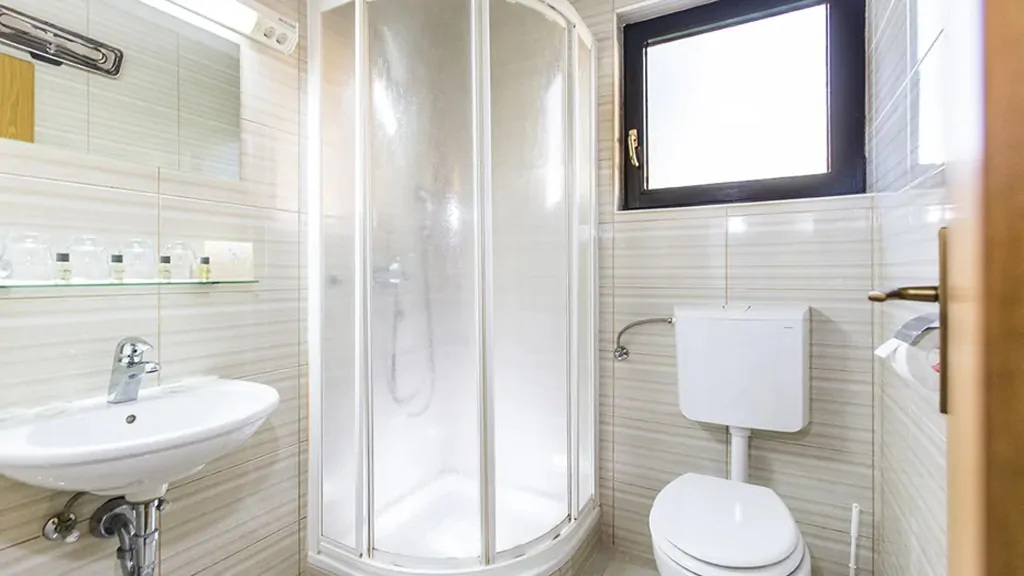 campsite-terme-ptuj-bungalow-4-interior-bathroom