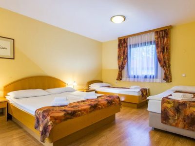 campsite-terme-ptuj-bungalow-4-interior-double-bed
