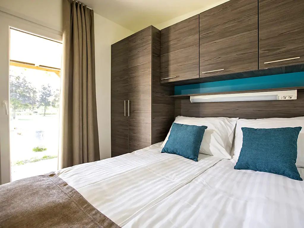 campsite-terme-ptuj-interior-mobile-home-double-bed-2