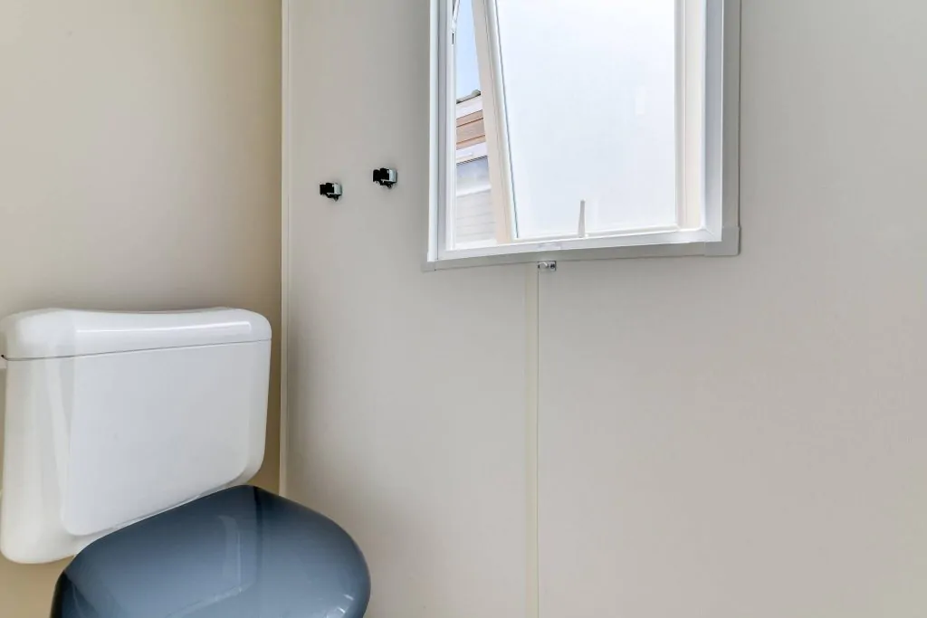 camping-lanterna-premium-lounge-for-6-persons-bathroom-i1