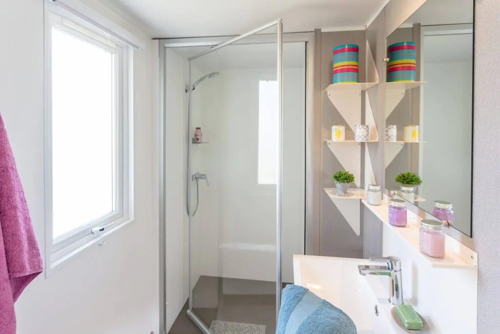 camping-lanterna-premium-lounge-for-6-persons-bathroom1