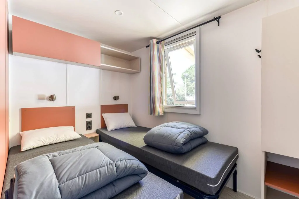 camping-lanterna-premium-lounge-for-6-persons-bedroom-i1