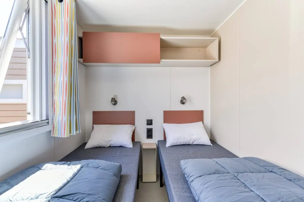 camping-lanterna-premium-lounge-for-6-persons-bedroom-ii1