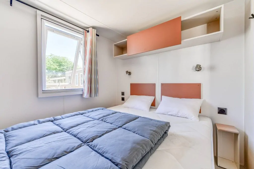 camping-lanterna-premium-lounge-for-6-persons-bedroom1