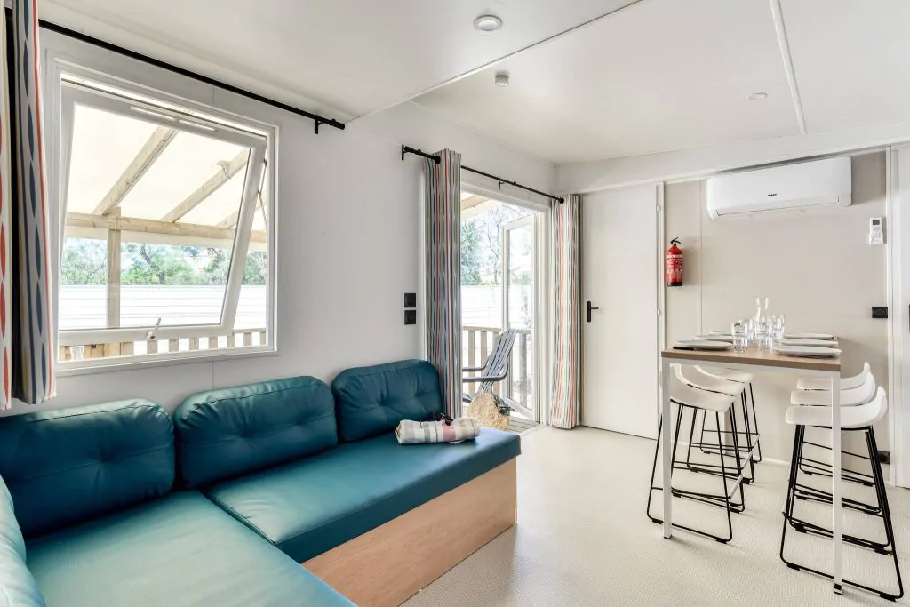 camping-lanterna-premium-lounge-for-6-persons-interior-i1