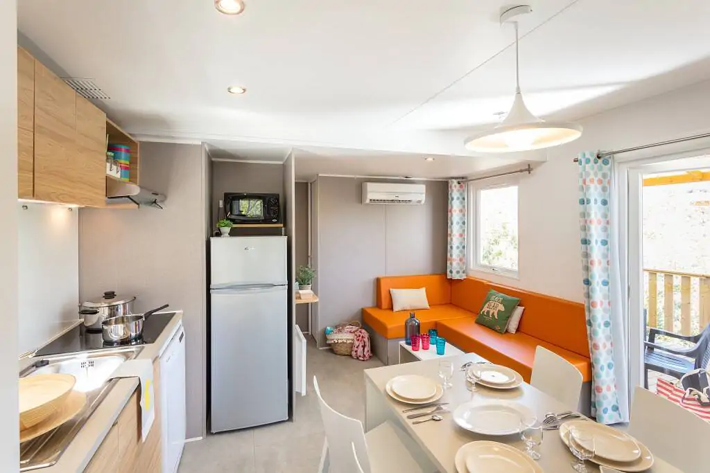 camping-lanterna-premium-lounge-for-6-persons-interior-ii1