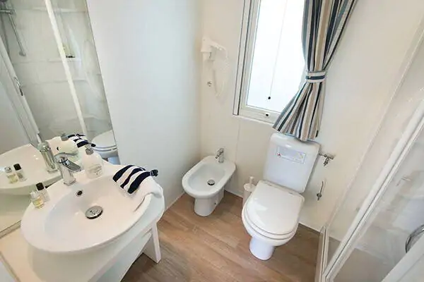 camping-lanterna-comfort-2-bathrooms-for-4-persons-bathroom1