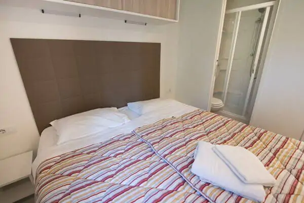 camping-lanterna-comfort-2-bathrooms-for-4-persons-bedroom1