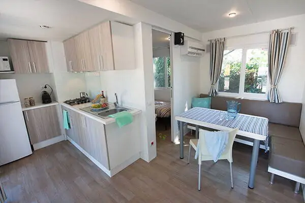 camping-lanterna-comfort-2-bathrooms-for-4-persons-interior1