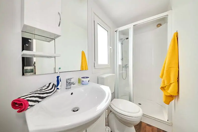 camping-lanterna-comfort-for-4-persons-bathroom1