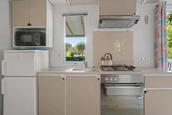 camping-lanterna-comfort-for-4-persons-kitchen1