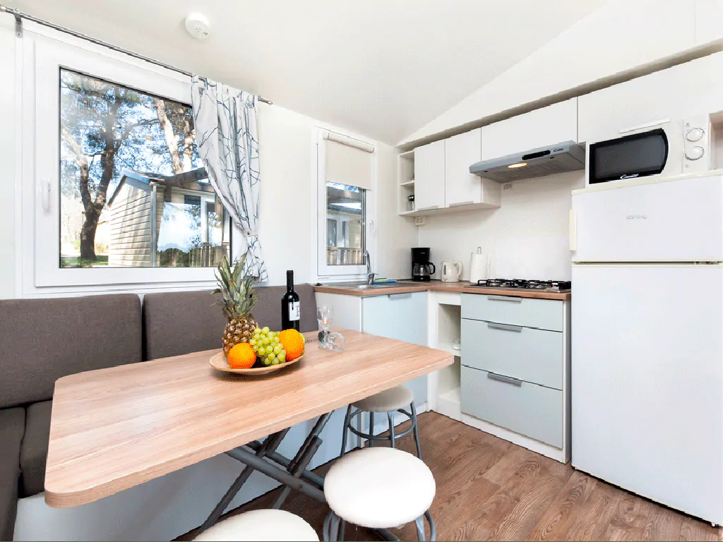 campsite-bivillage-mobile-home-comfort-family-partial-sea-view-interior-kitchen-living-room
