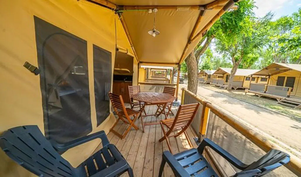 campsite-park-umag-glamping-tent-super-lodge-exterior-terrace-table-chairs