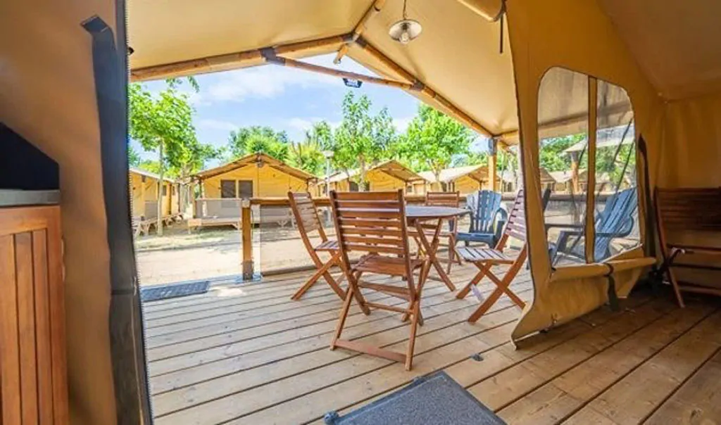 campsite-park-umag-glamping-tent-super-lodge-exterior-terrace-table