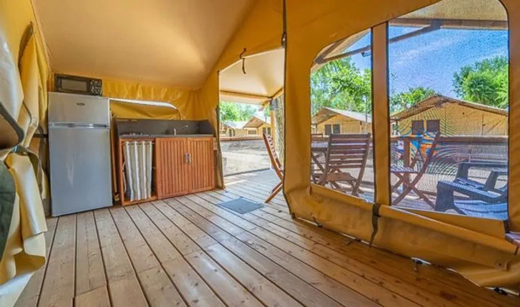 campsite-park-umag-glamping-tent-super-lodge-interior-kitchen-terrace