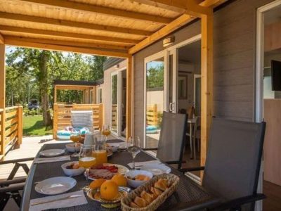 campsite-park-umag-mobile-home-comfort-2-bathrooms-exterior-terrace-table