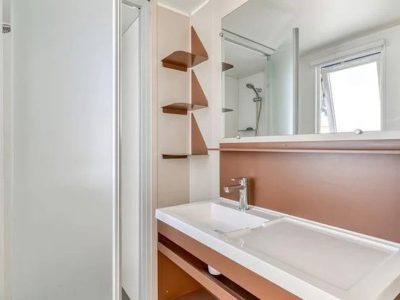 campsite-park-umag-mobile-home-premium-balcony-for-6-persons-interior-bathroom-shower-2