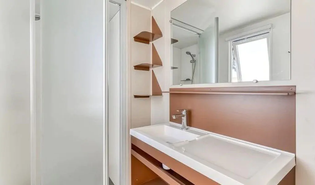 campsite-park-umag-mobile-home-premium-balcony-for-6-persons-interior-bathroom-shower-2