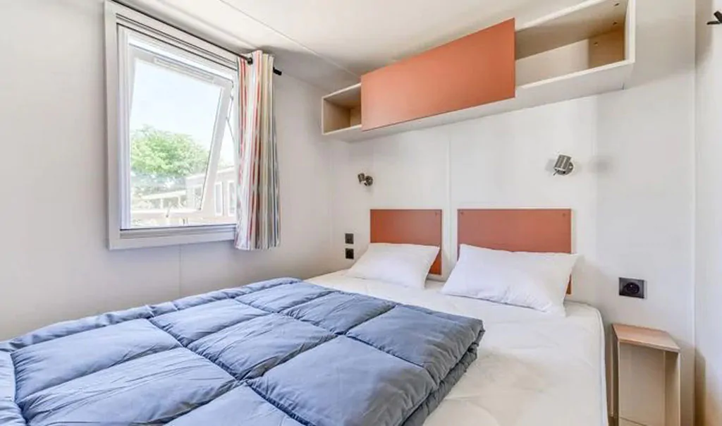 campsite-park-umag-mobile-home-premium-balcony-for-6-persons-interior-bedroom-double-bed-2