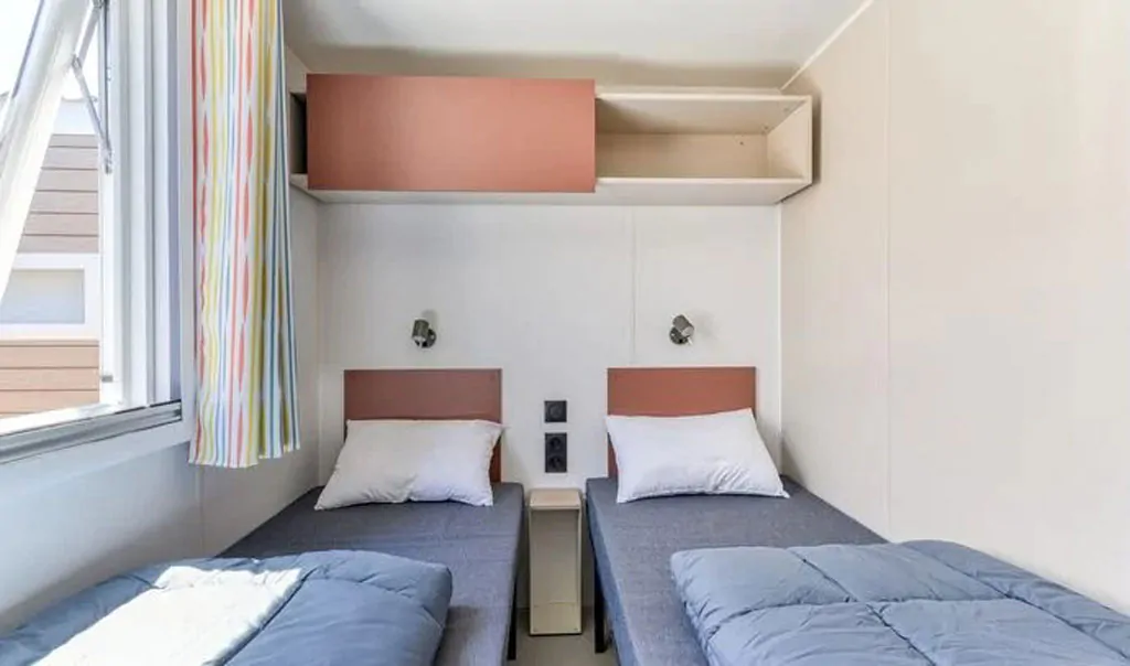 campsite-park-umag-mobile-home-premium-balcony-for-6-persons-interior-bedroom-single-beds-2