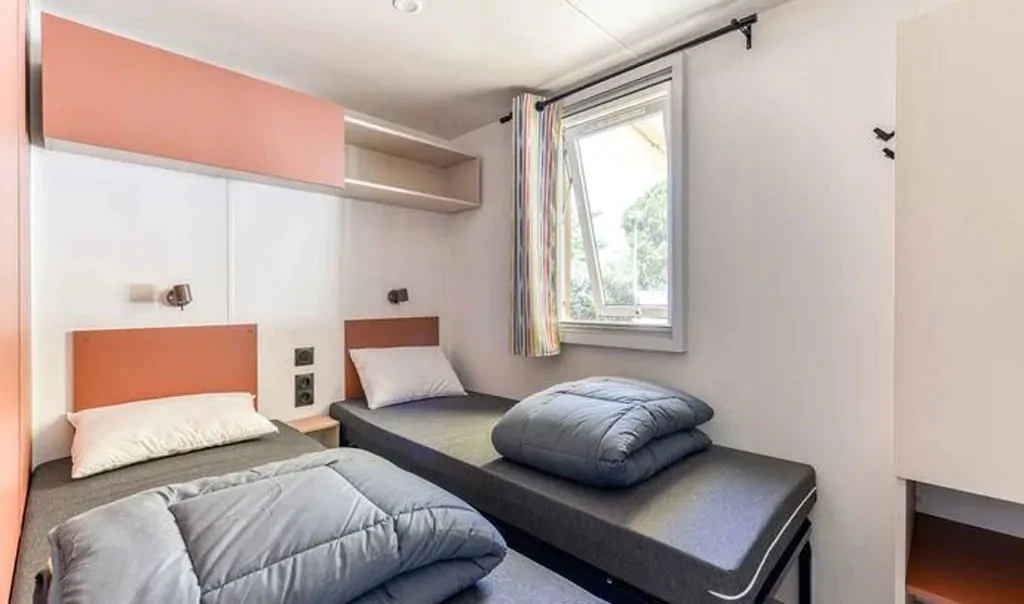 campsite-park-umag-mobile-home-premium-balcony-for-6-persons-interior-bedroom-single-beds-i-2
