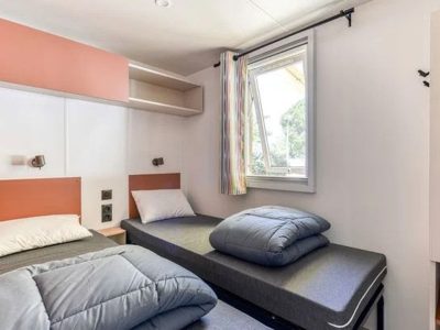campsite-park-umag-mobile-home-premium-balcony-for-6-persons-interior-bedroom-single-beds-i
