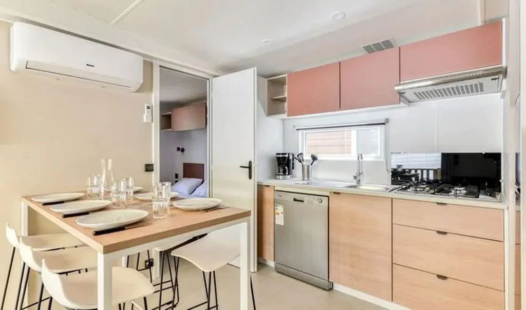 campsite-park-umag-mobile-home-premium-balcony-for-6-persons-interior-kitchen-table-2