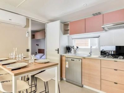 campsite-park-umag-mobile-home-premium-balcony-for-6-persons-interior-kitchen-table