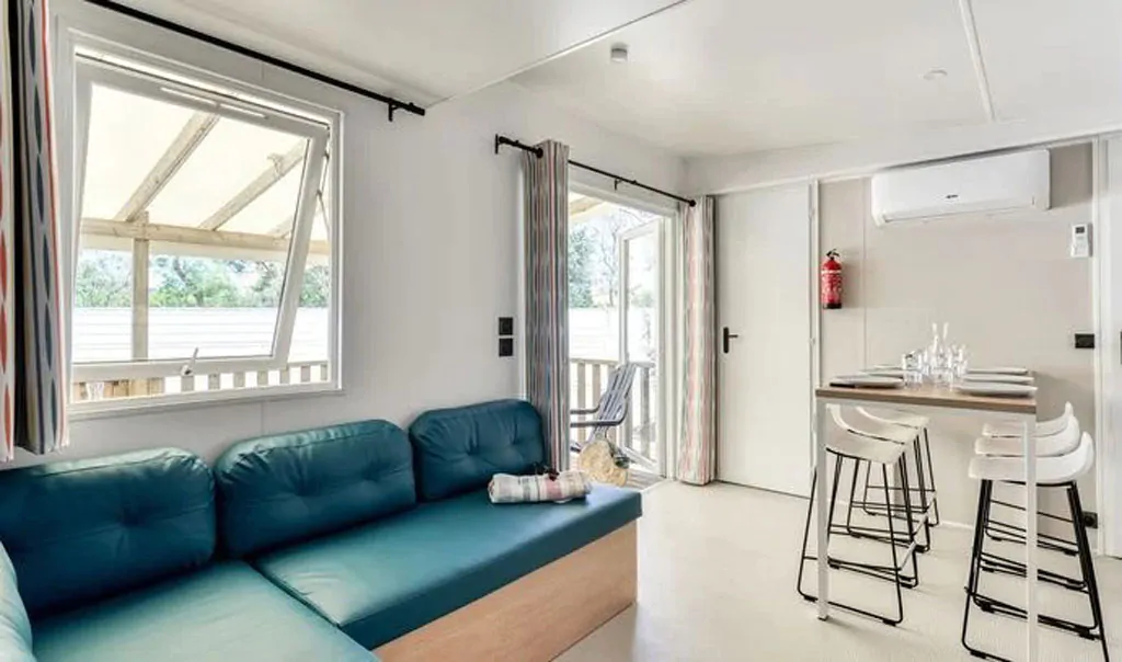 campsite-park-umag-mobile-home-premium-balcony-for-6-persons-interior-living-room-couch-2
