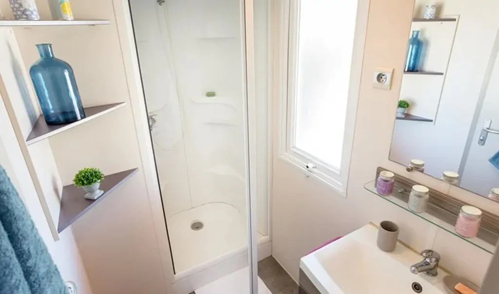 lanterna-premium-camping-resort-comfort-a-4-2-interior-bathroom-4