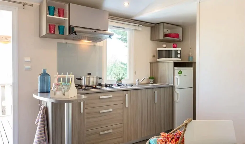lanterna-premium-camping-resort-comfort-d-4-2-interior-kitchen-2