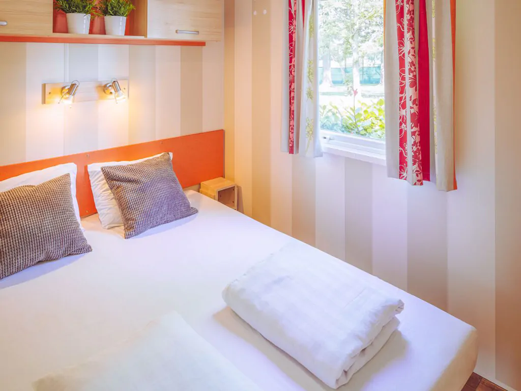 lanterna-premium-camping-resort-premium-interior-double-bed-2
