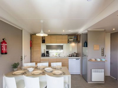 camping-simuni-premium-lounge-six-persons-interior-kitchen