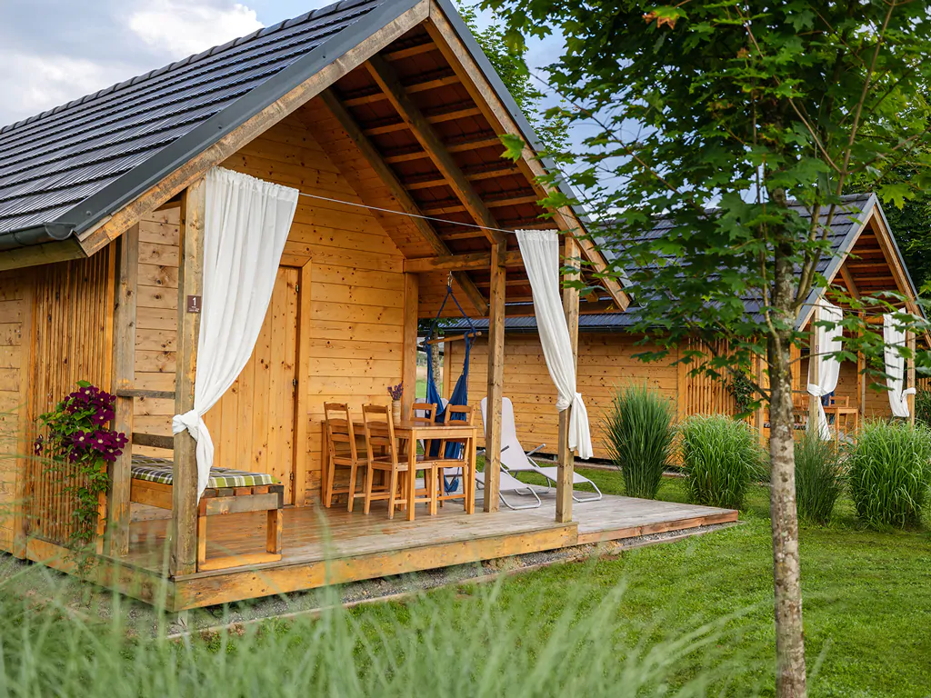 kolpa-resort-glaming-exterior-glamping-front-view-chalet-his