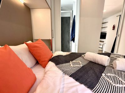 mobile-home-estivo-premium-deluxe-interior-bedroom-double-bed-i