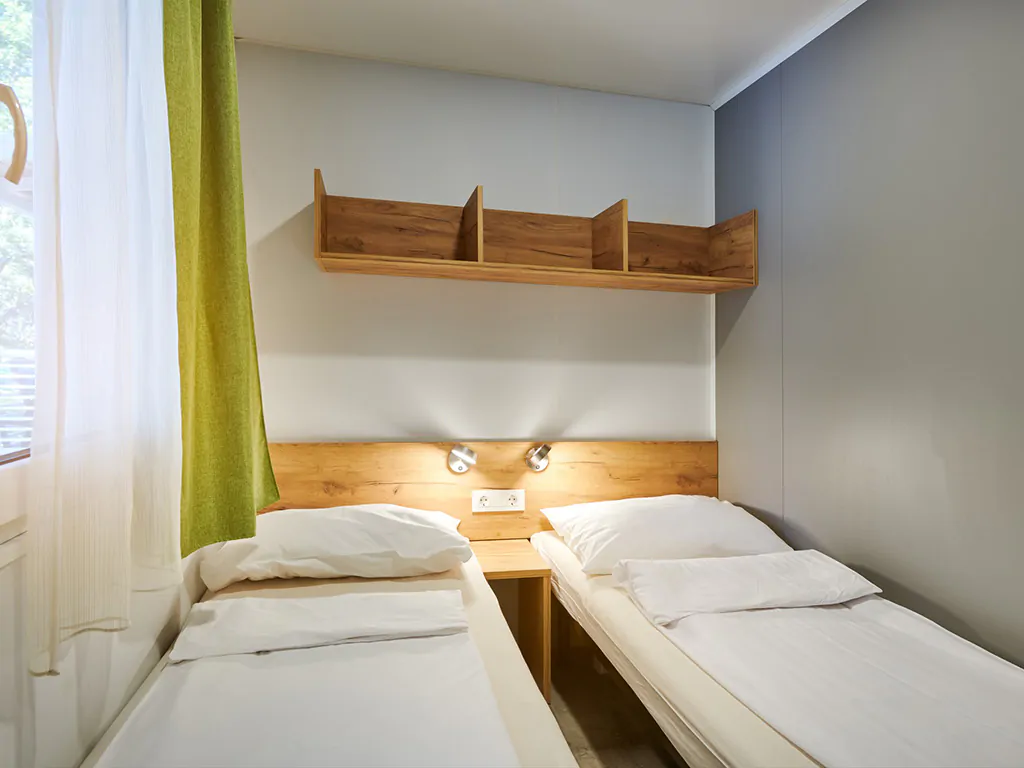camping-mon-perin-mobile-home-premium-la-interior-bedroom-single-beds