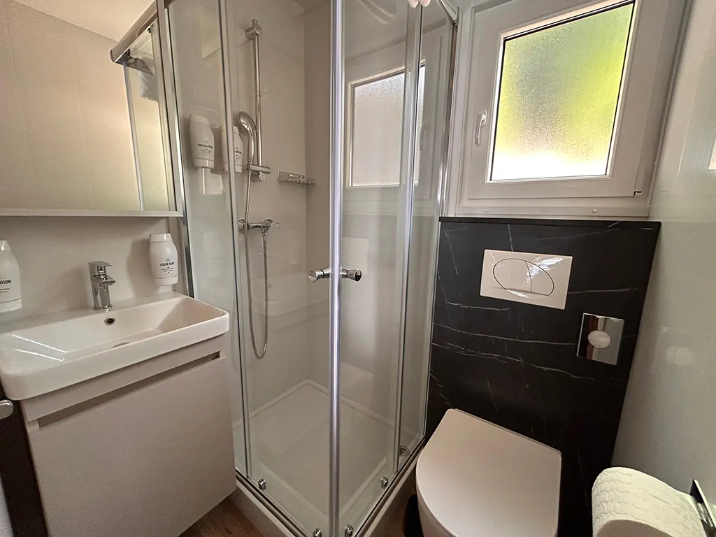 elements-camping-selce-deluxe-olive-sea-view-interior-bathroom