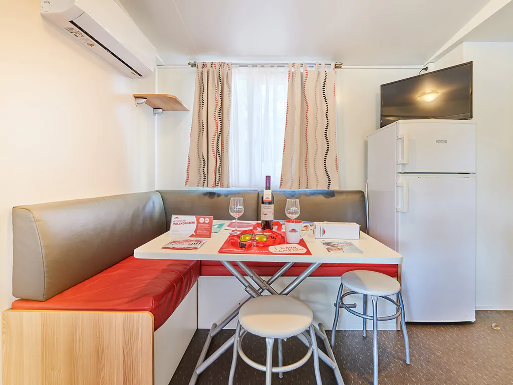 mobile-home-classic-a-interior-living-room-kitchen-2