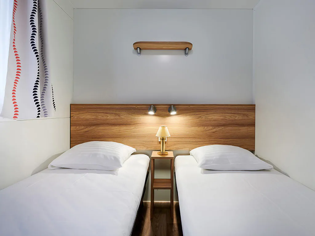 mobile-home-premium-i-interior-bedroom-single-beds-9