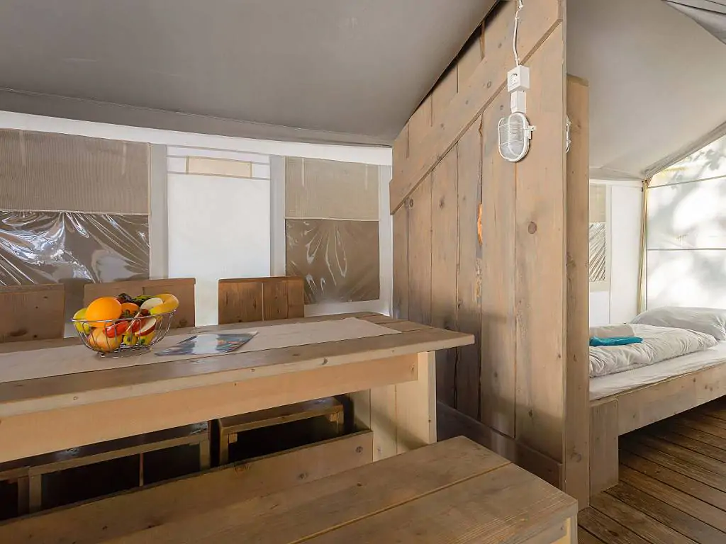 camping-polari-luxury-safari-tent-dining-table
