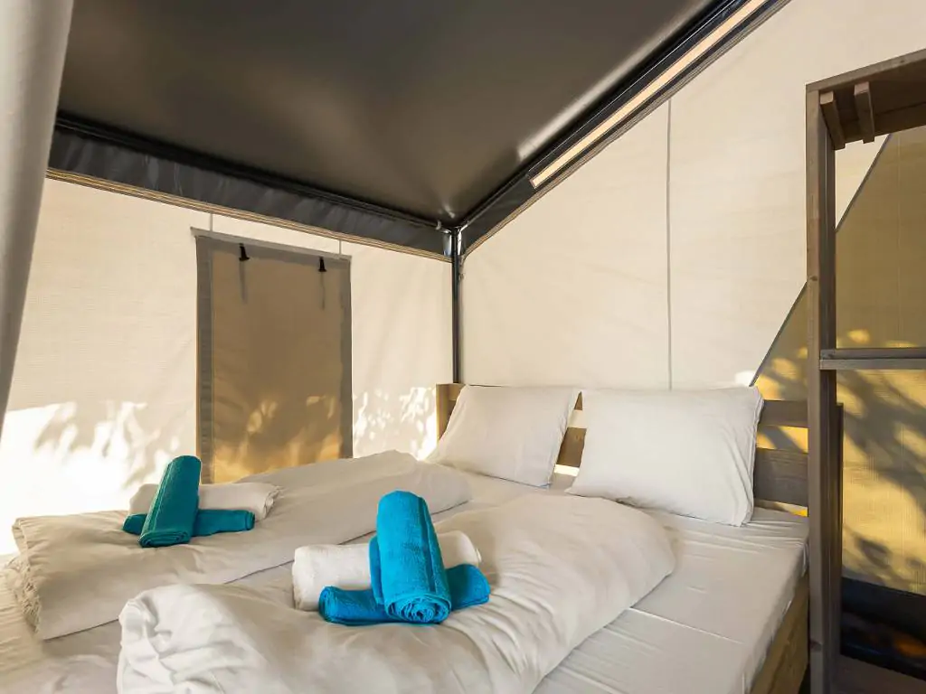 camping-stella-maris-safari-tent-comfort-aircro-bedroom-double-bed